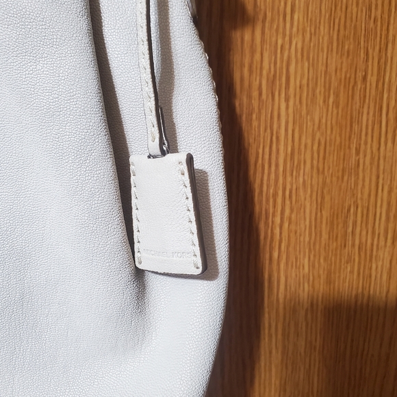Springtime White Michael Kors handbag. Excellent condition, med size - Picture 5 of 10